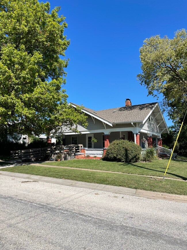 Primary Photo - 702 Oak St