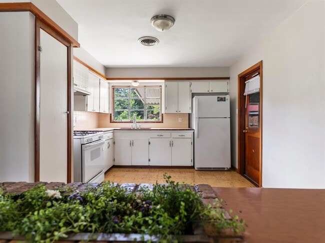 Building Photo - 2112 Hillcrest Dr