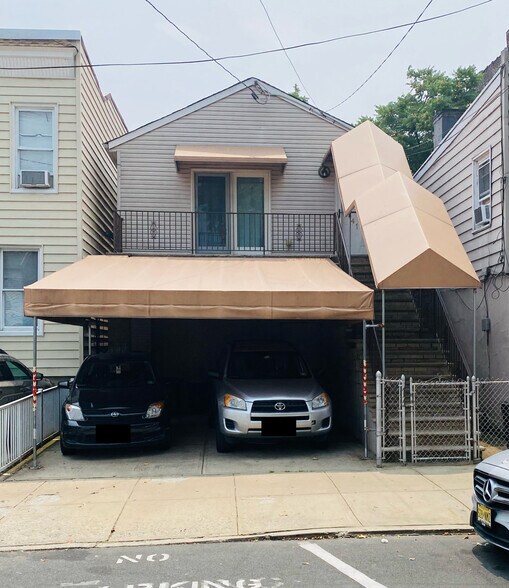 Front of Building (Driveway Parking Unavailable) - 41 Leonard St