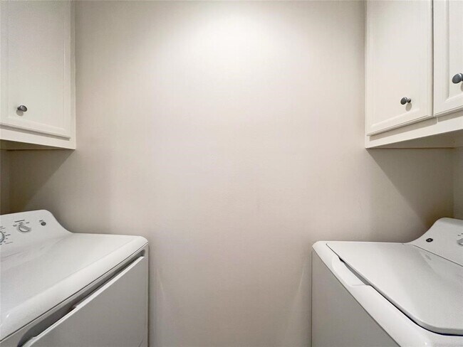 Building Photo - 11504 Main Pine Dr