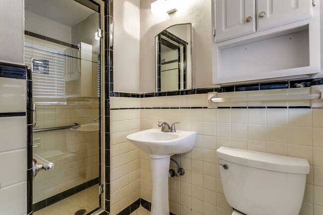 Building Photo - Charming 3-bedroom in the heart of Monticello Park