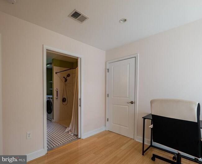 Building Photo - 4614 ROXBURY Dr