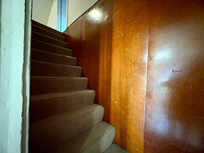 Building Photo - 519-5195 S Market St