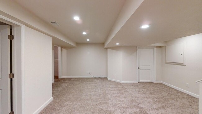 Building Photo - 511 E Hinsdale Ave