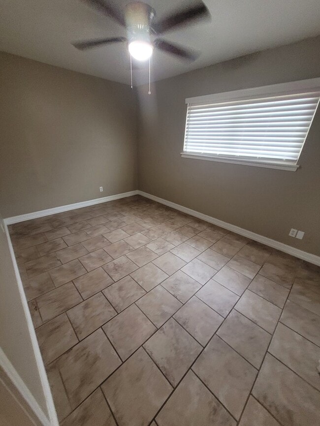 Building Photo - 3 bed 2 bath with large backyard!