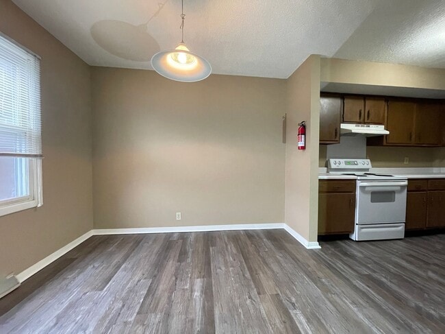 Building Photo - Spacious Ground Floor 2 Bed with Screened Porch!