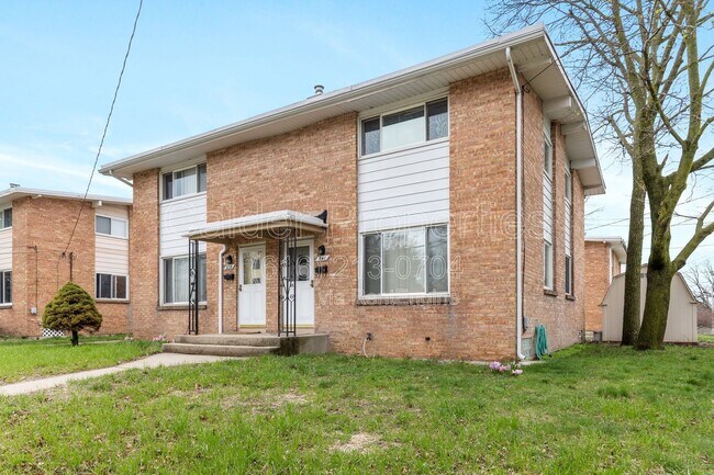 Building Photo - 841 Houseman Ave NE