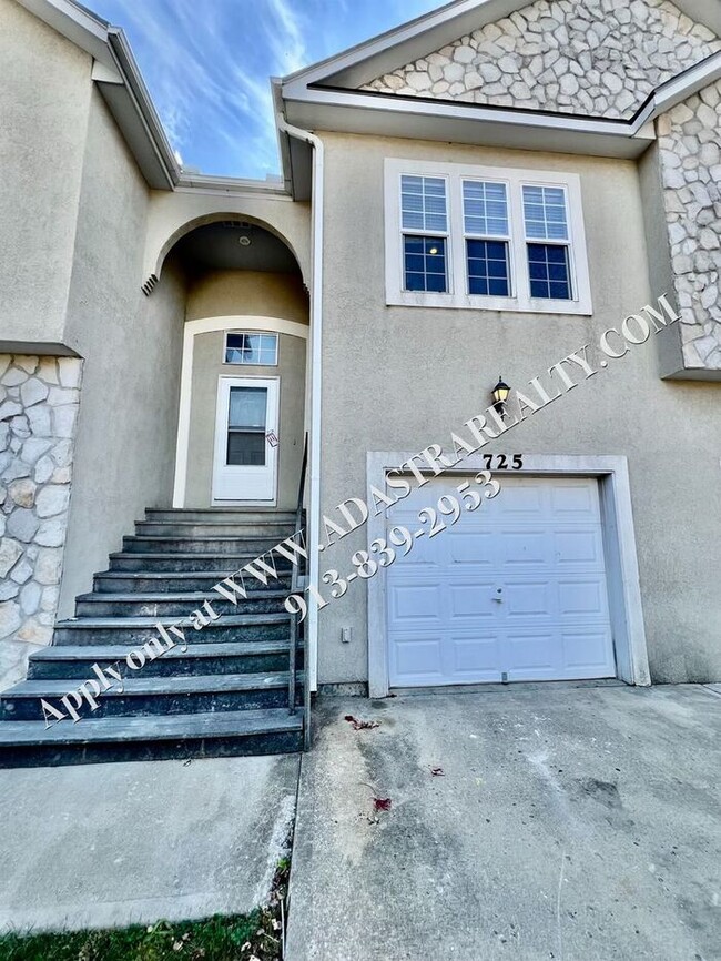 Building Photo - Beautiful Gardner Townhome-Available NOW!!