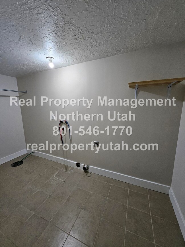 Building Photo - Stunning 4 Bedroom 3 Bath Syracuse Home