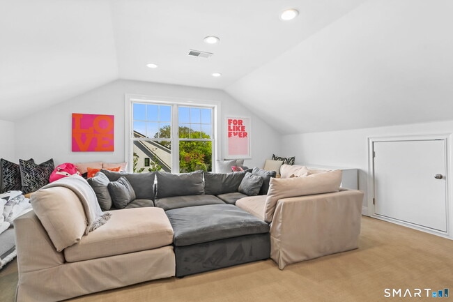 Building Photo - 228 Eastlawn St