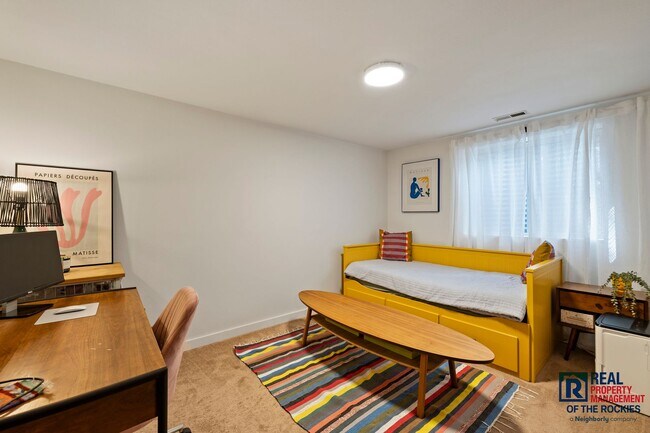 Building Photo - Beautiful Updated 5 Bed 3.5 Bath House in ...