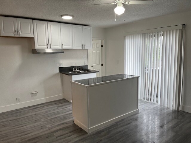 Building Photo - 423 E 82nd St