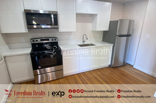 Building Photo - 3 br, 2 bath Triplex - 1765 Los Feliz Driv...