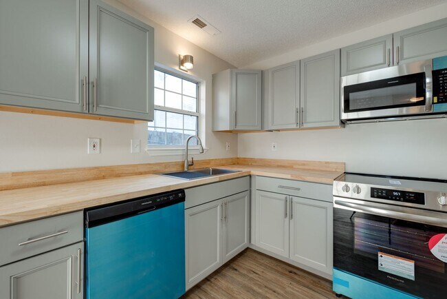 Building Photo - 1565 Petty St