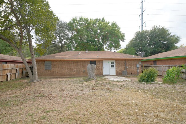 Building Photo - Lovely Home in Cibolo Now Available - Real...