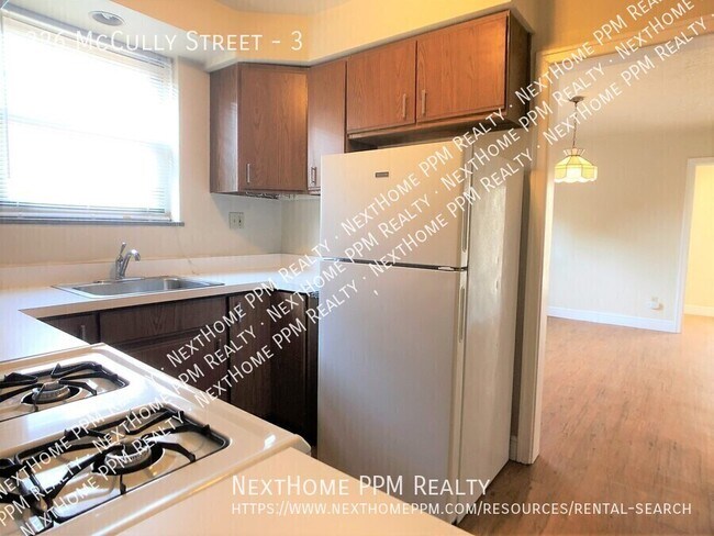 Building Photo - 226 McCully St