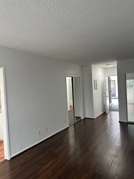 Building Photo - 1722 S Barrington Ave