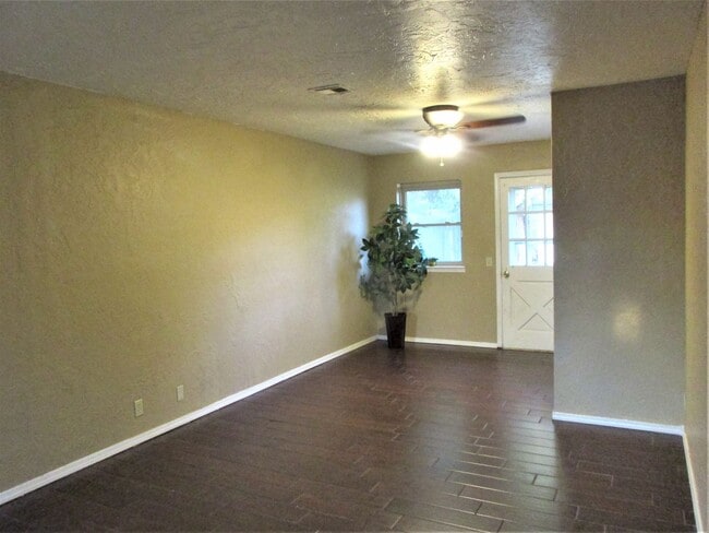 Building Photo - Move in Ready 3 or 4 bedroom