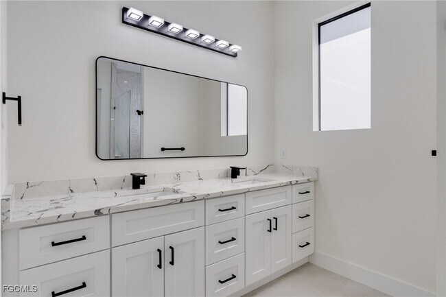 Building Photo - 153 SE 21st St