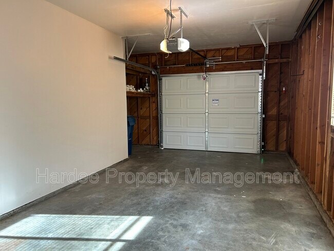 Building Photo - 1835 Broadmoor Dr