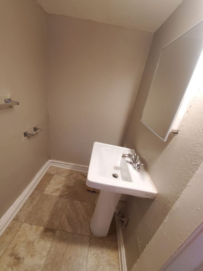 Building Photo - 4 Bedroom single family