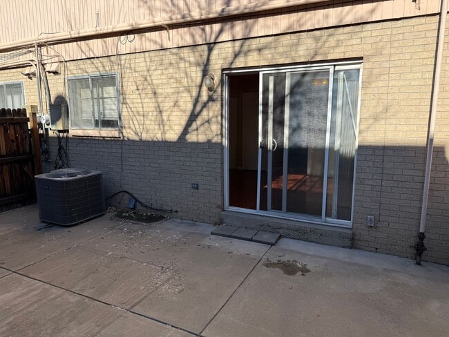 Building Photo - LARGE TOWNHOUSE IN CENTENNIAL!!!