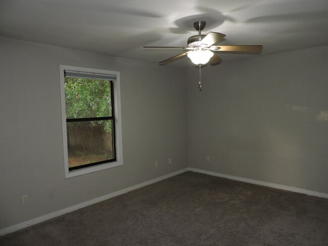 Building Photo - Convenient westside location!