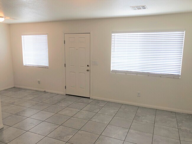 Building Photo - 2419 Daley St