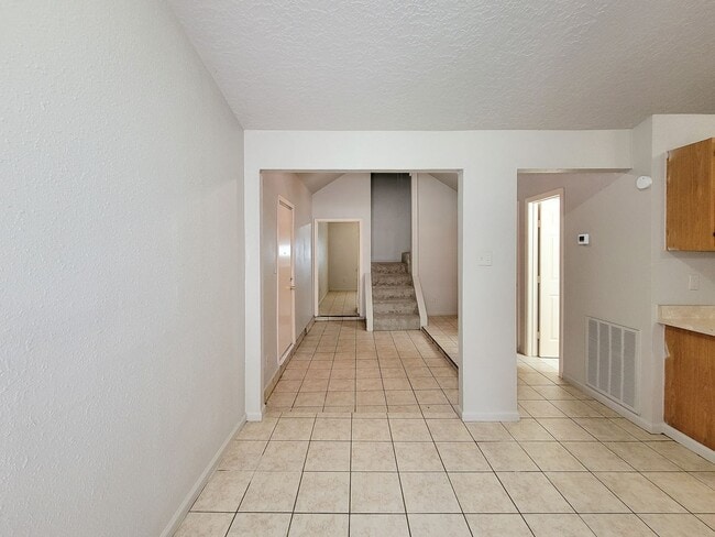 Building Photo - This charming home offers 3 bedrooms and 2...