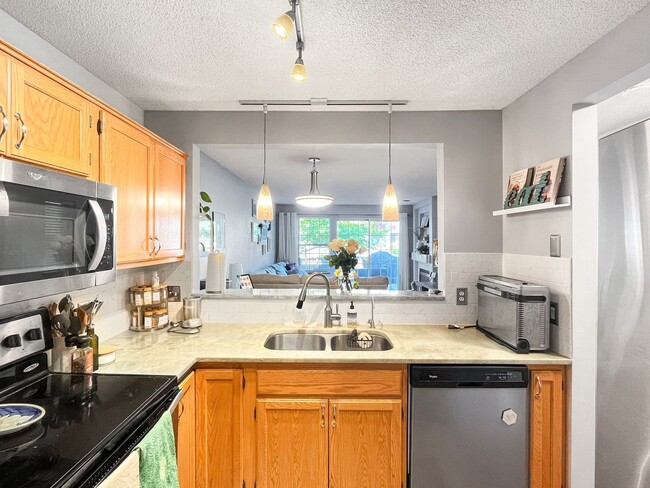 Building Photo - 2040 Shenandoah Ct