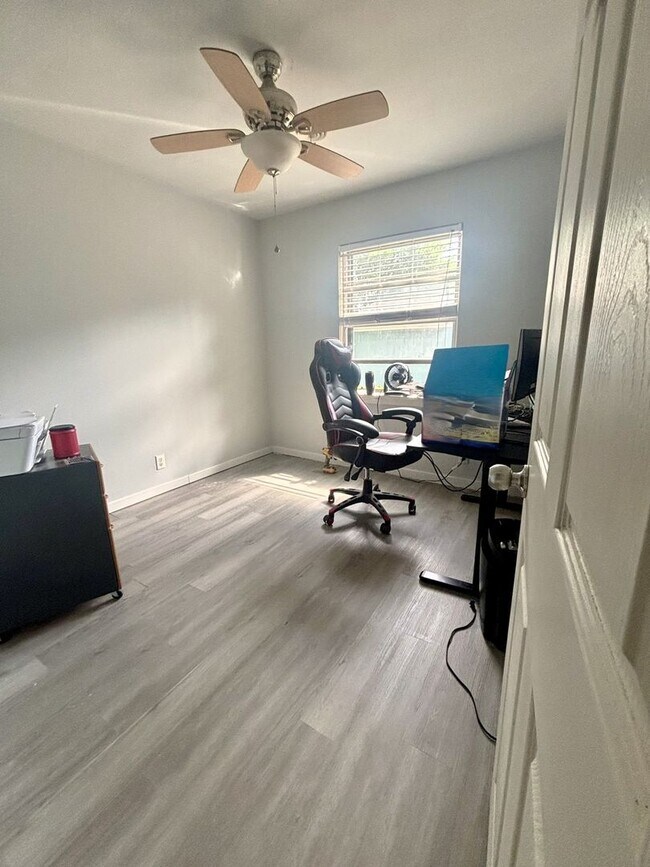 Building Photo - Spacious 4 Bed 2 Bath with Enclosed Patio ...