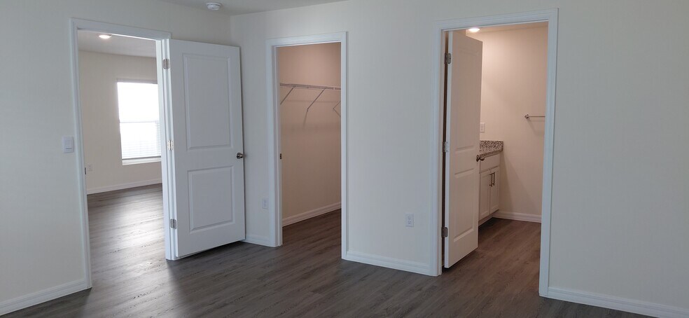 Building Photo - 36171 Sunflower Hill Dr