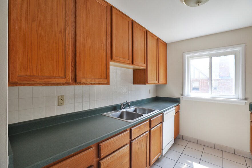 Building Photo - 3248 Indianola Ave