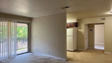 Building Photo - 1 Bedroom Condo with community pool & tenn...