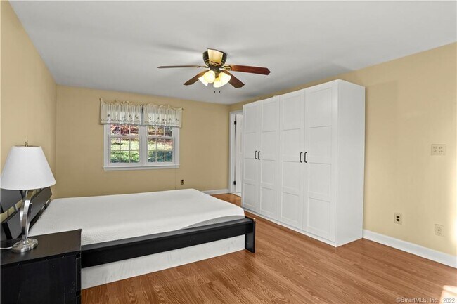 Building Photo - 60 Greenwich Hills Dr