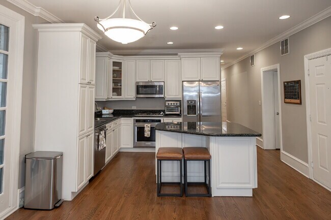 Building Photo - 3-Bed Urban Retreat with Fireplace & Granite Touches in Lincoln Park