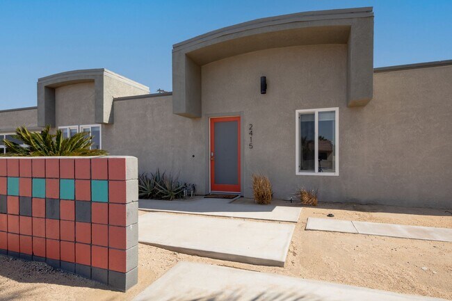 Building Photo - Family-Friendly Oasis in North Palm Springs