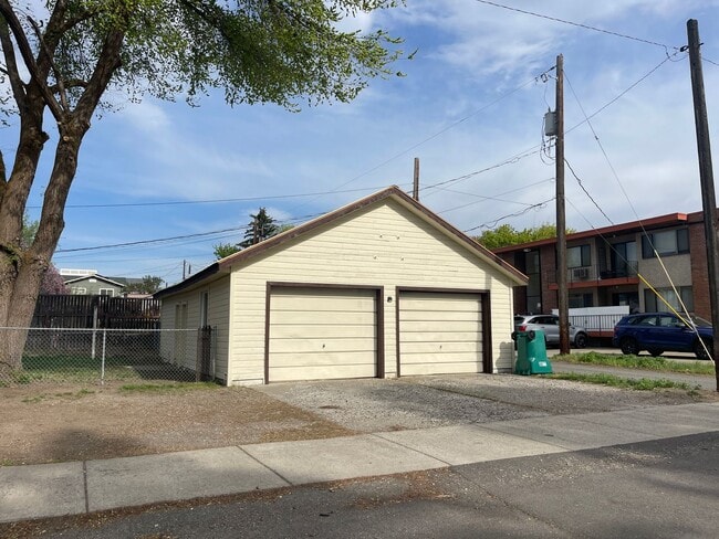 Building Photo - Charming 3 Bedroom Home Near Downtown Elle...