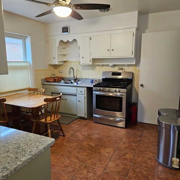 Building Photo - 5852 N Melvina Ave