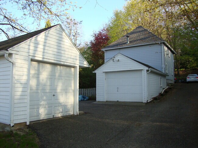 Building Photo - Walking Distance to St. Mary's Hospital and Downtown Rochester