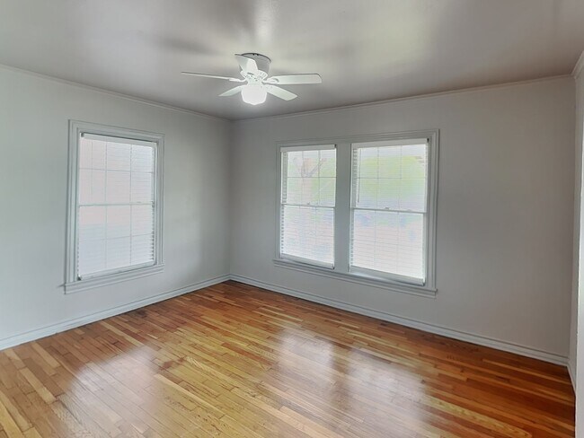 Building Photo - 4124 Lovell Ave