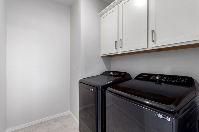 Building Photo - Modern and Spacious Townhome in the Mosaic...