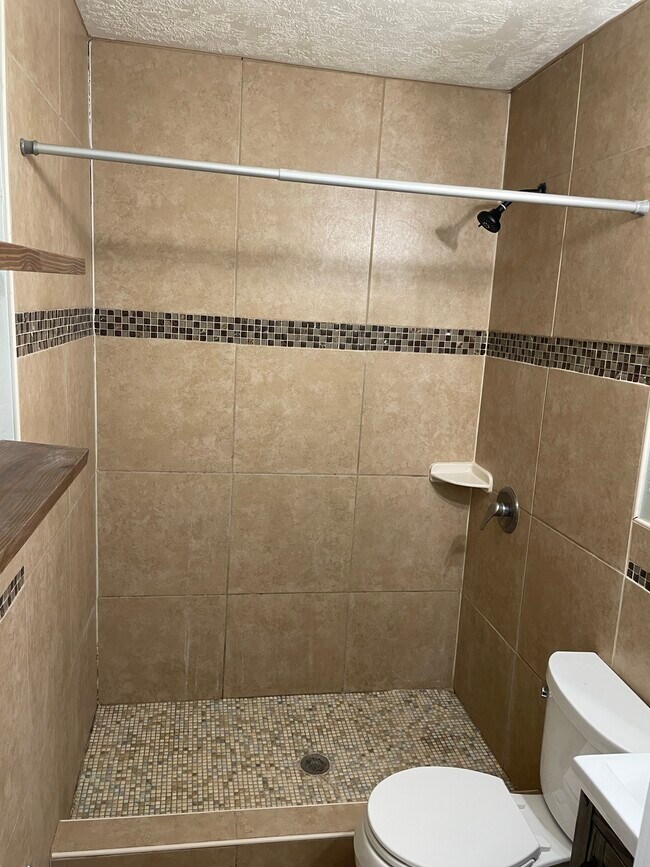 Building Photo - 6316 Victoria St