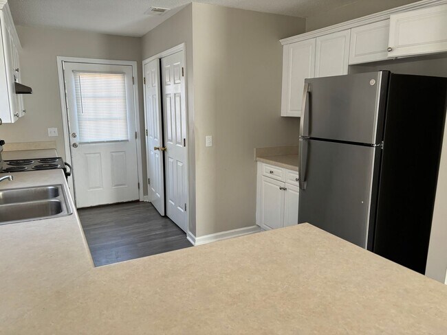Building Photo - Duplex for rent - Section 8