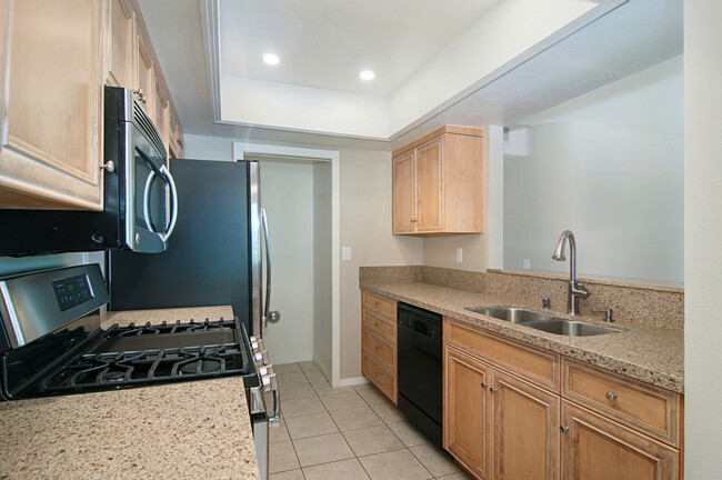 Building Photo - Beautifully remodeled 2-Bedroom 2-Bathroom...