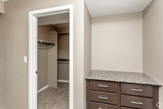 2BR, 1BA - 879 SF - Oakcrest Condominiums