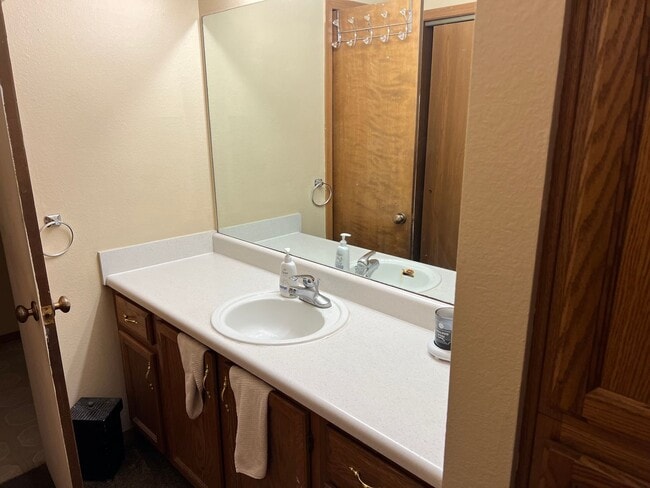 Building Photo - Duplex in Nixa!