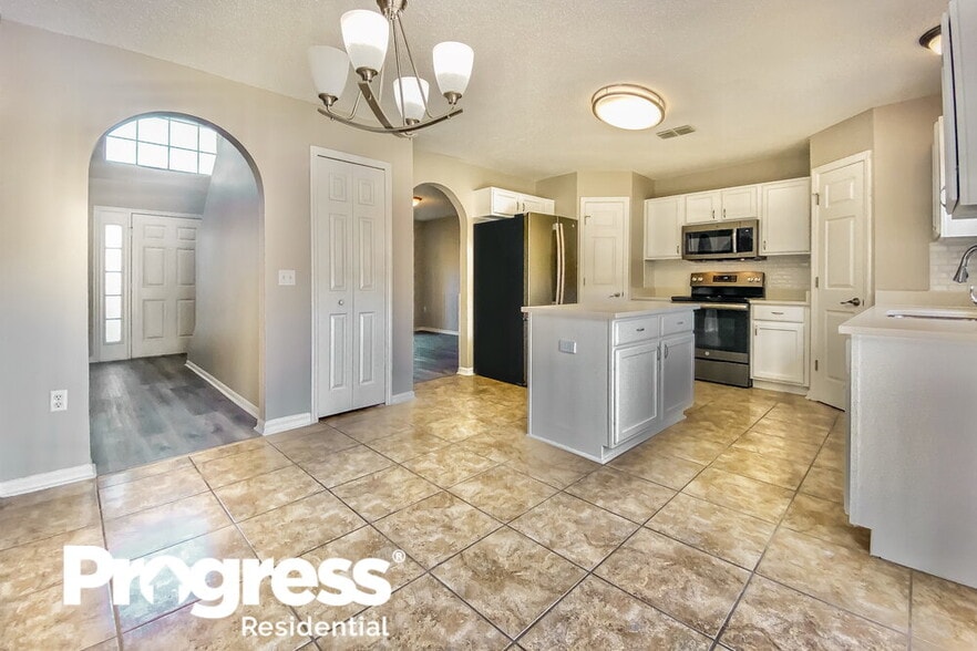 Building Photo - 5342 Woodridge Ln