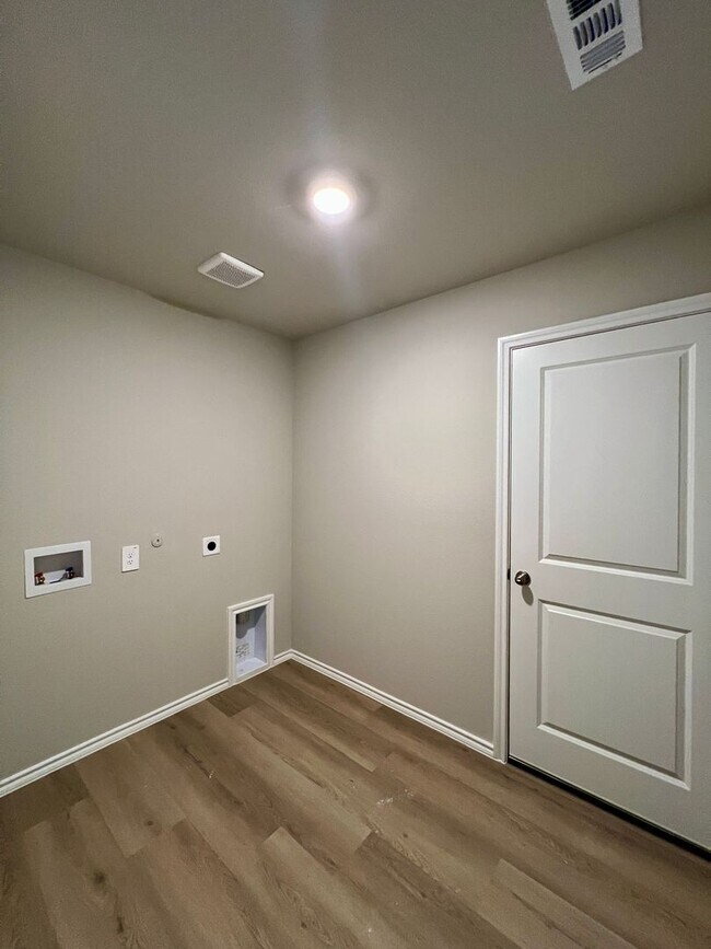 Building Photo - 5529 Rollins Dr