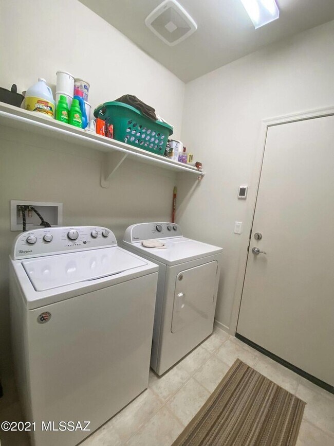 Building Photo - 2 Bedroom with Den in Red Rock
